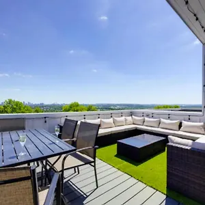 Luxury Four-story With Rooftop Views, 10min To Downtown! Sleeps 12! Holiday home