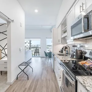 New In Nashville, Pool Gym Rooftop & Laundry 5 Min From Broadway Apartment